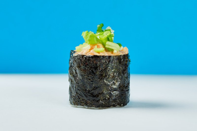 Лосось спайси с зеленым луком