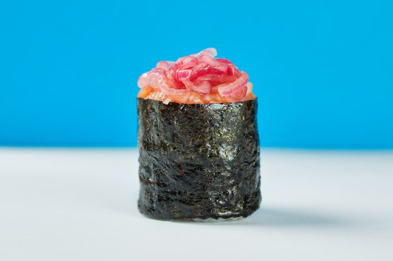 Лосось с маринованным луком и кунжутом