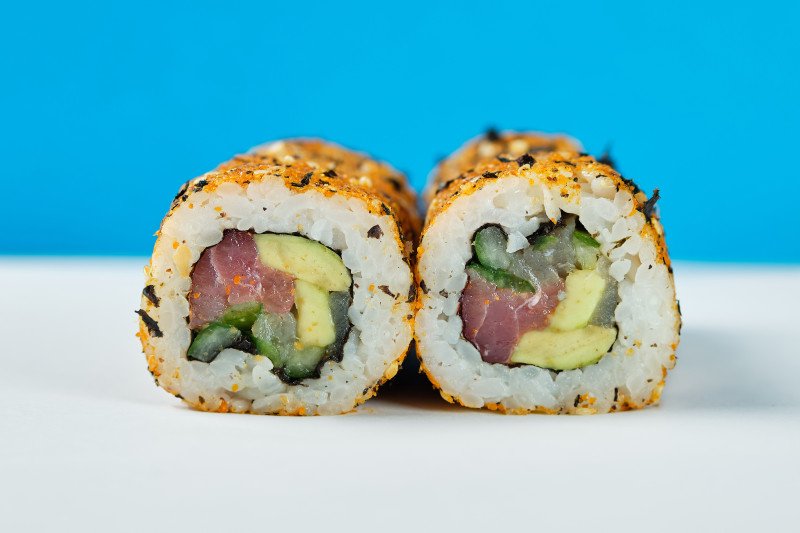 Калифорния в фурикакэ с тунцом