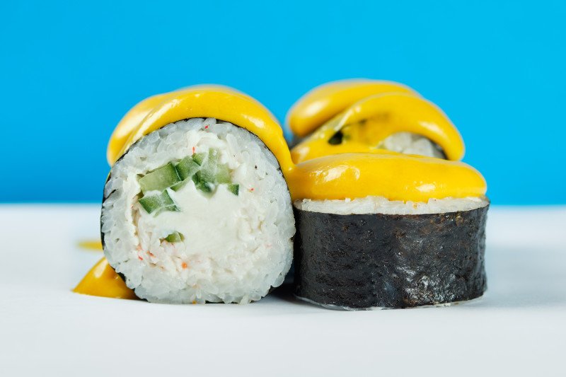 Ролл с крабом сурими и манго соусом