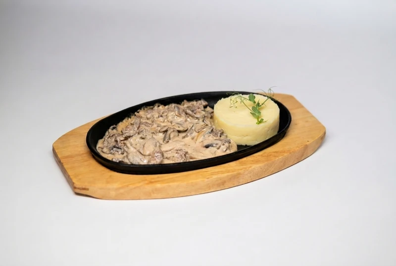 Бефстроганов с картофельным пюре