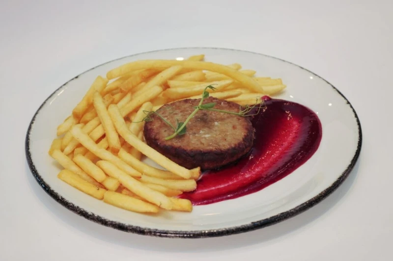 Бифштекс из утки с брусничным соусом