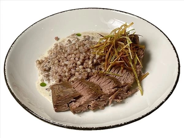 Томленая говяжья грудинка с зеленой гречкой