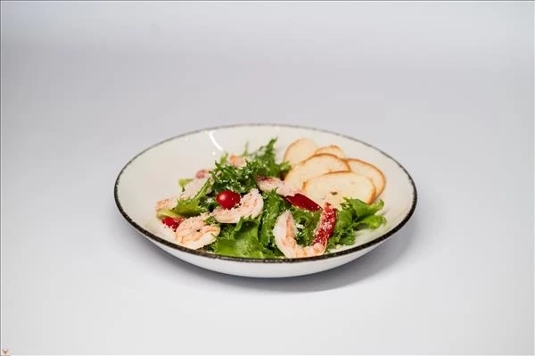 Салат Цезарь с креветками