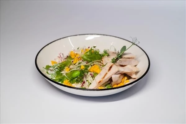 Салат из овощей с бобами эдамаме, куриной грудкой и соусом юдзу