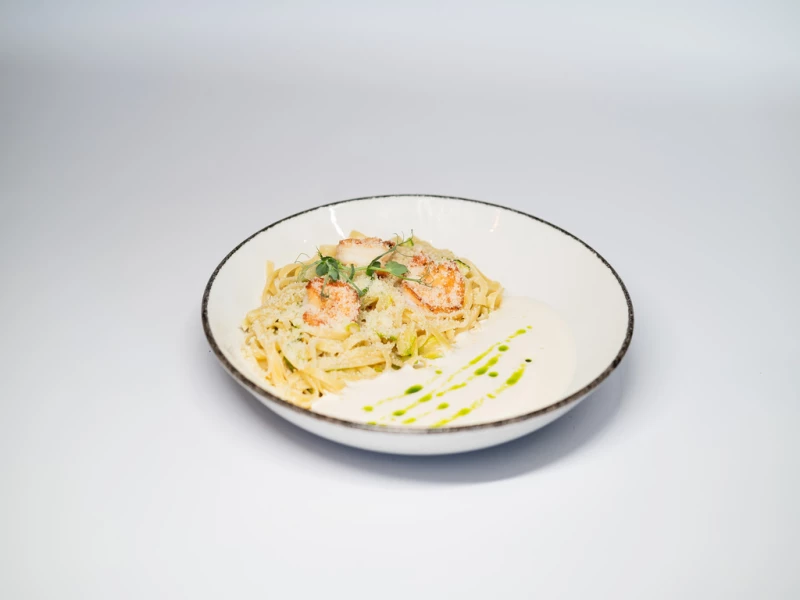 Паста  с креветками, цукини и муссовым сырным соусом