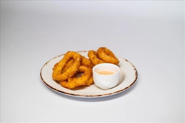 Кольца кальмара фри с соусом спайс