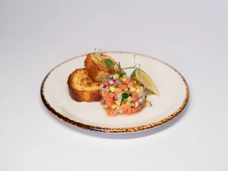 Тартар из лосося с тостом бриошь