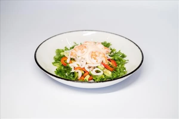 Салат с кальмаром, креветками и свежими овощами