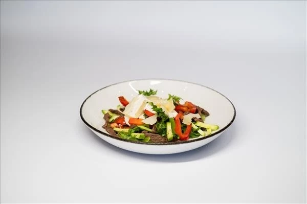 Салат с телятиной, перцем гриль и трюфельным майонезом