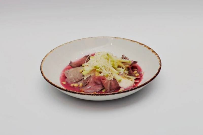 Салат с тремя видами мяса и брусничным соусом