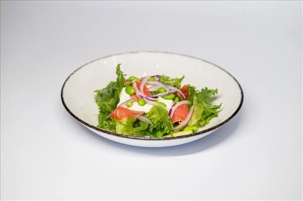 Салат с копченым лососем под соусом пармезан