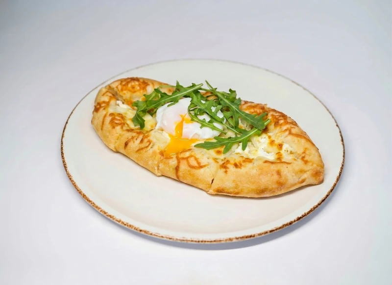 Лепешка с сыром сулугуни и яйцом пашот