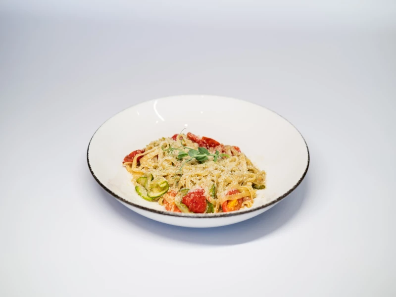 Паста с томатами, цукини и соусом песто