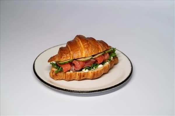 Круассан с копченым лососем