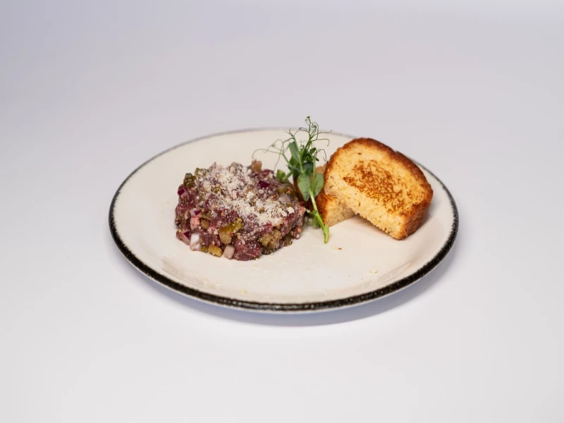 Тартар из говядины с маринованными огурчиками