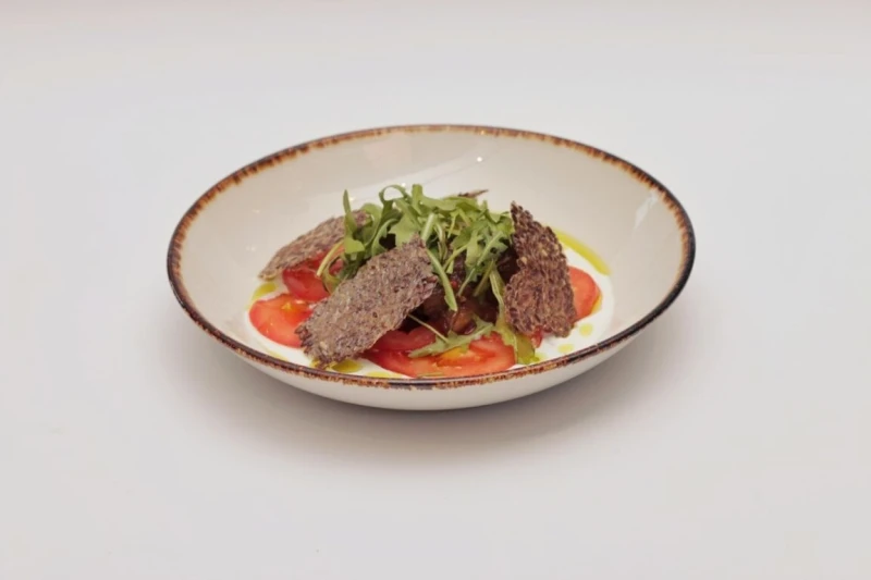 Салат с томатом, баклажаном,зеленью и семенами льна