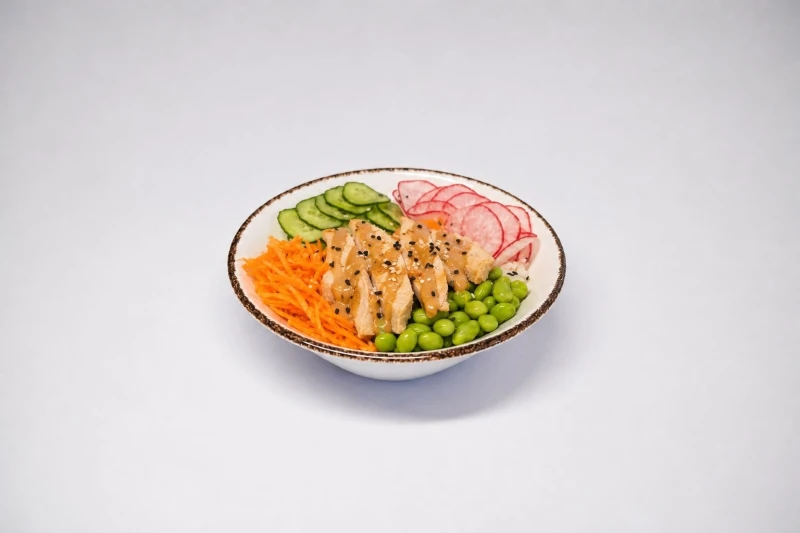 Боул с курицей и арахисовым соусом