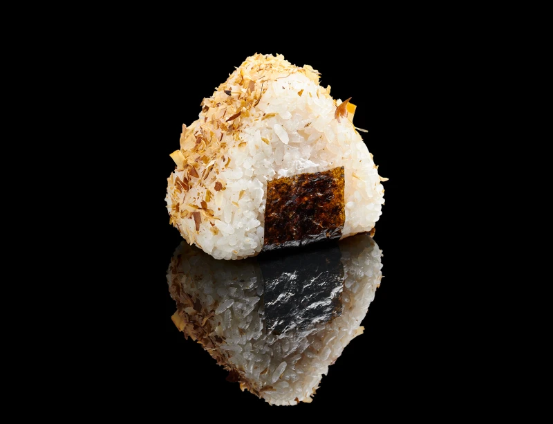 Онигири с жаренным лососем