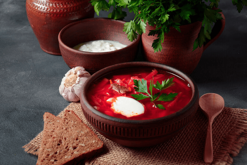 Борщ с говядиной и сметаной