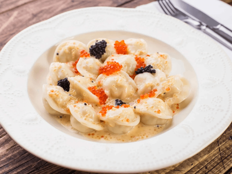 Пельмени с лососем в сливочном соусе