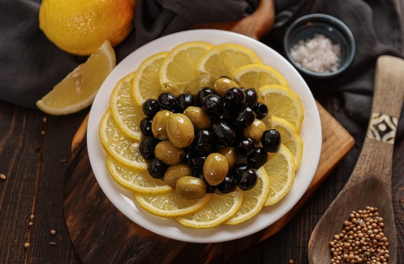 Маслины и оливки с лимоном