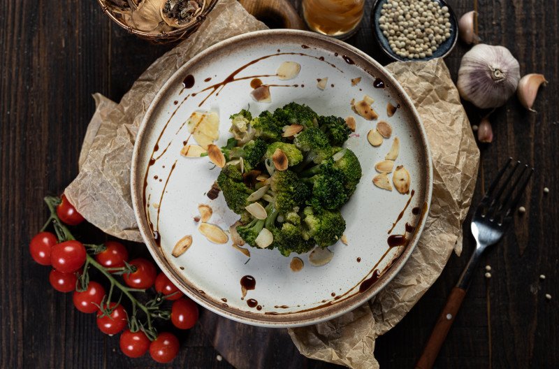Брокколи с лепестками миндаля