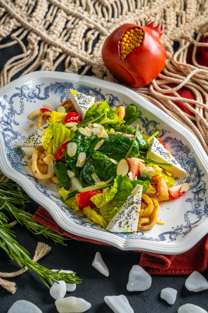 Салат с морепродуктами и клубникой