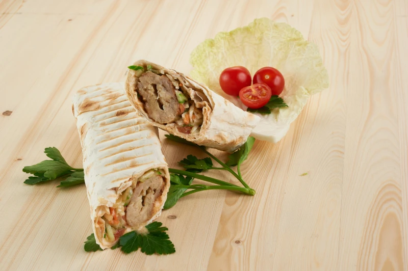 Люля-кебаб из курицы в лаваше с овощами