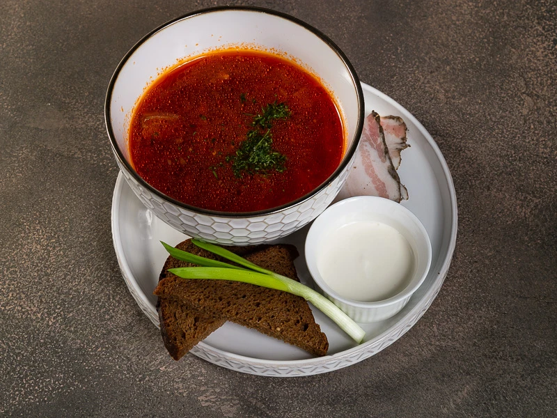 Борщ с говядиной и копченой сметаной