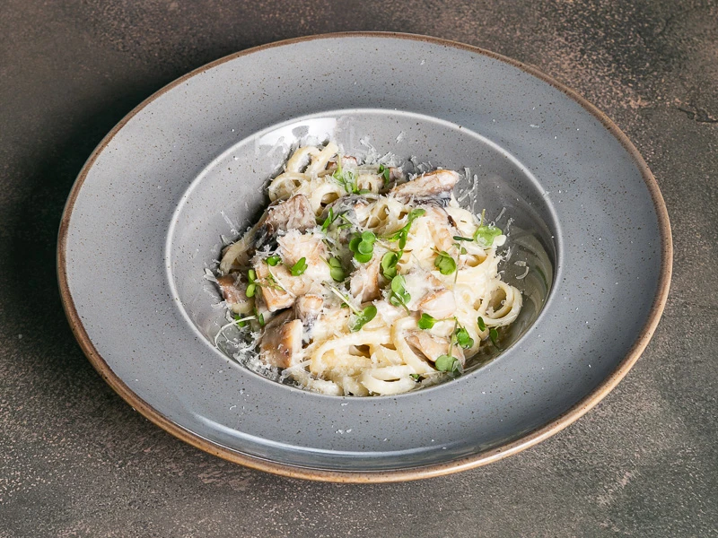 Паста с курицей и грибами