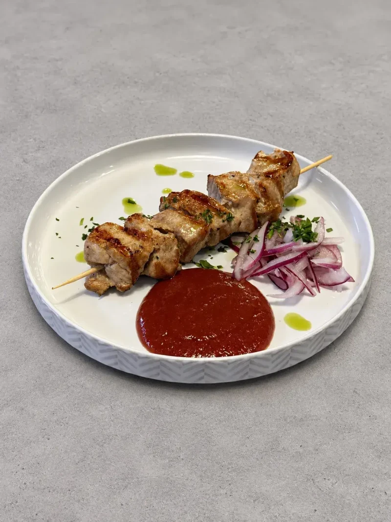 Шашлычок из свинины с маринованным луком и томатным соусом