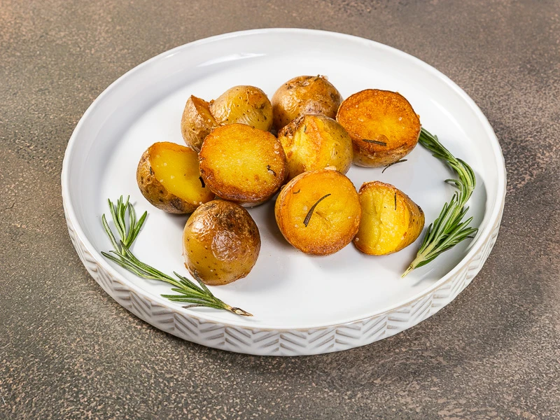 Молодой картофель с розмарином