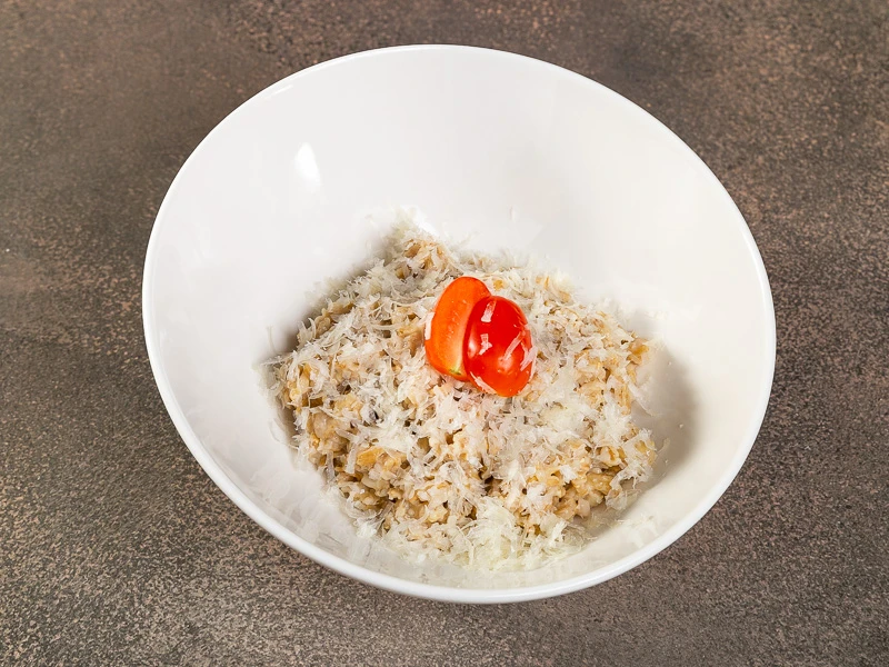 Каша овсяная с пармезаном и яйцом