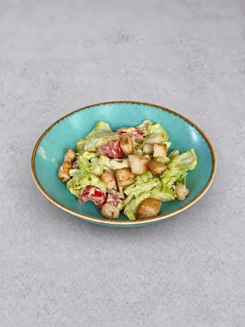 Пряный салат с курицей и гренками