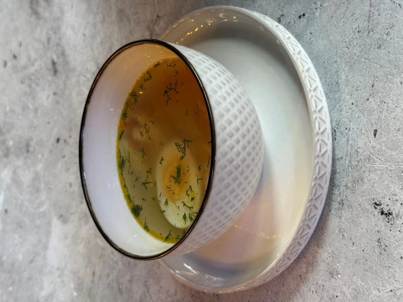 Куриный бульон с лапшой и яйцом