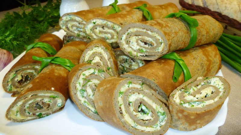 Печеночный рулет с грецким орехом