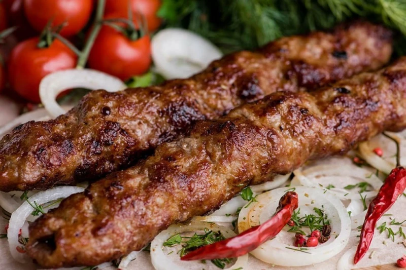 Люля-кебаб из говядины и курицы 