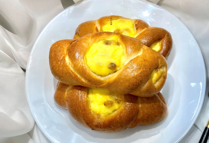 Булочка с творогом и изюмом