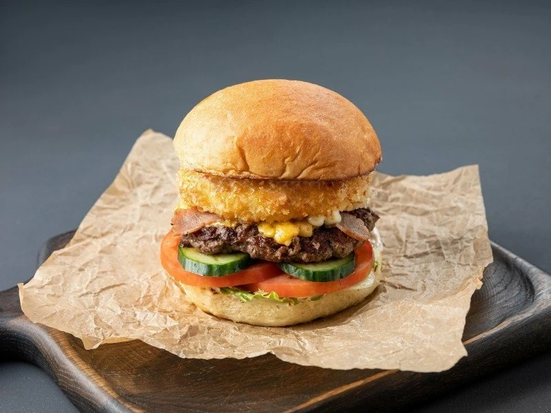 Бургер из говядины с беконом и свежими овощами