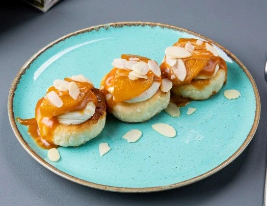 Сырники с грушей и карамелью