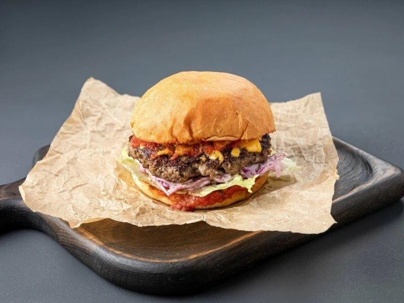 Чизбургер с луком