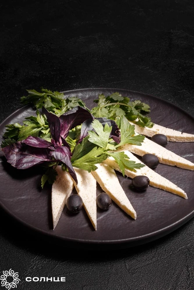 Домашний сыр с зеленью