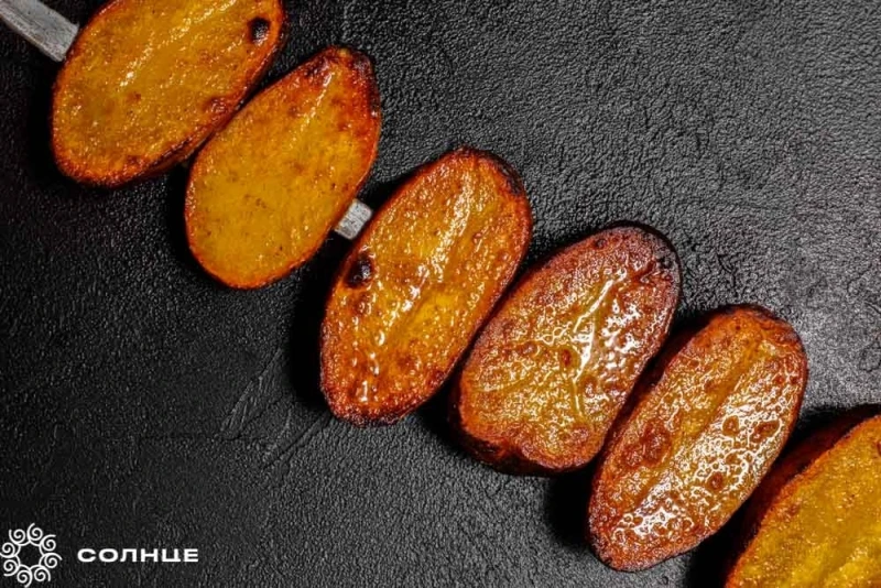 Картошка на мангале с салом