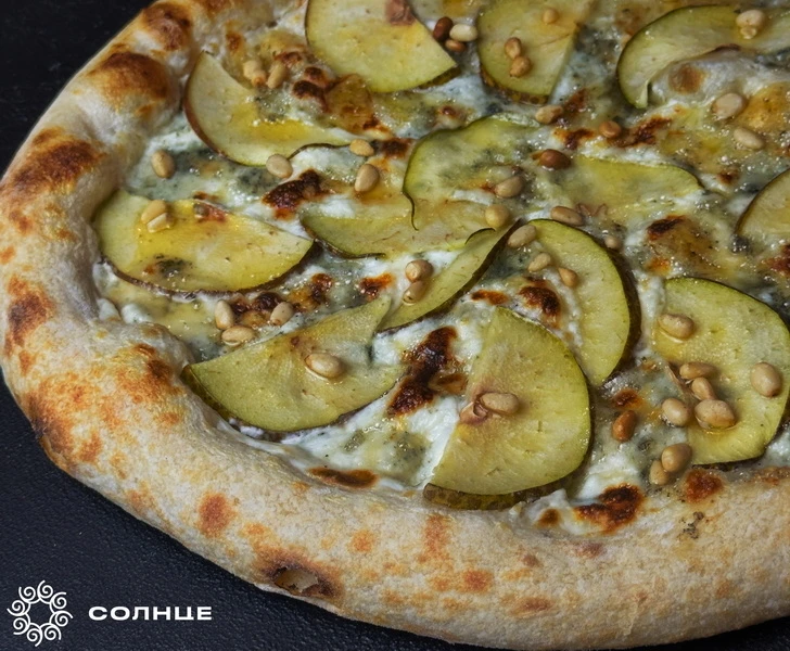 Пицца с горгонзолой и грушей