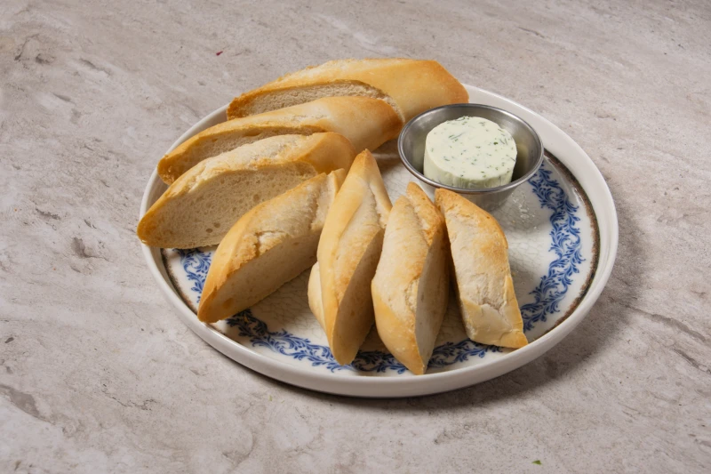 Багет пшеничный с зелёным маслом