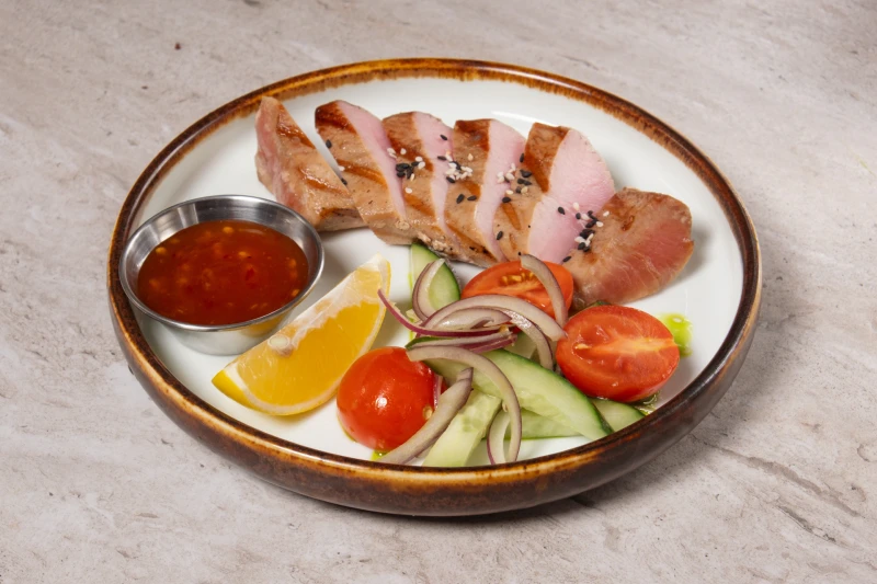 Стейк из тунца с соусом чили