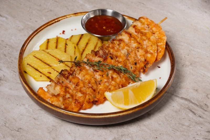 Тигровые креветки на гриле с картофелем и соусом чили