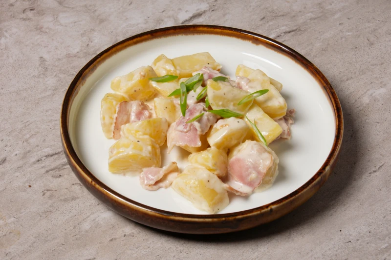Томлёный картофель с беконом в сливочном соусе