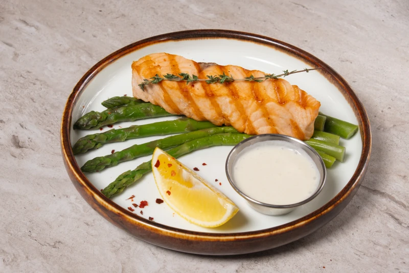 Стейк из сёмги со спаржей и соусом белое вино